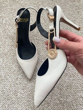 Versace NEW 36/6,5 White Leather Pointed-Toe Slingback Heels with Gold Medallion